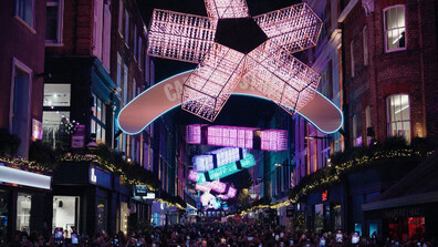 Популярна улица в Лондон беше озарена от коледни светлини (ВИДЕО)