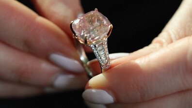 Диамантът "Искряща роза" отива на търг в Женева за 20 млн. долара (ВИДЕО)