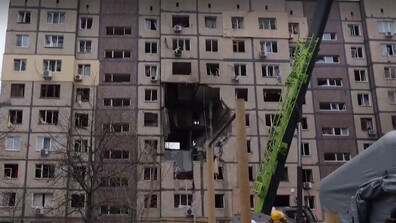 Русия атакува жилищен блок в Украйна, пожарникари вадиха пострадали през дупка във фасадата (ВИДЕО)