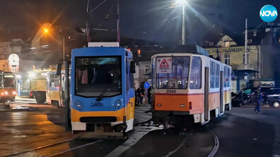 Катастрофа между два трамвая и бус пред "Централна гара" София