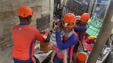 Най-малко двама души загинаха, след като супертайфунът "Фунуон" връхлетя Филипините
