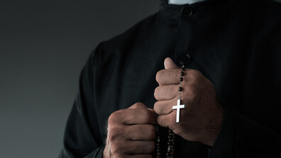 Арестуваха трима свещеници за трафик на наркотици в Гърция