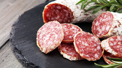 487 метра колбас: Гигантски салам в Аржентина счупи световния рекорд (ВИДЕО)