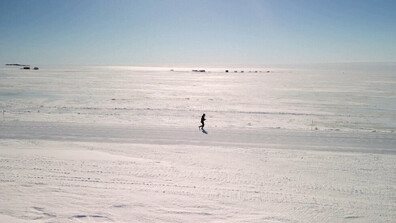 При -15°C: Ентусиасти бягаха в ултрамаратон на Антарктида (ВИДЕО)