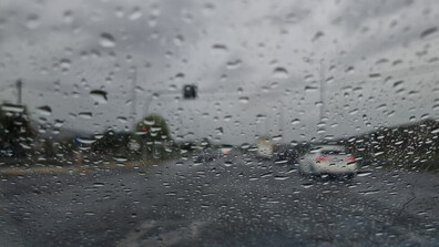 Проливни дъждове предизвикват затруднения в много райони на Гърция