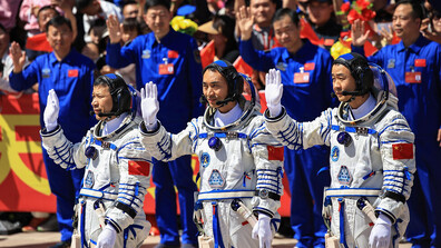 В добро състояние са китайските астронавти, чието връщане на Земята беше отложено