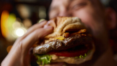 Грък се опита да глътне цял бургер и влезе в болница