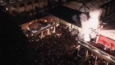 Холивудската звезда Хейли Атуел даде старт на празничния сезон в Лондон (ВИДЕО)