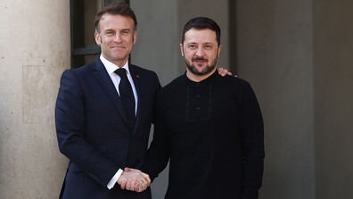 Зеленски се срещна с Макрон в авиобаза край Париж