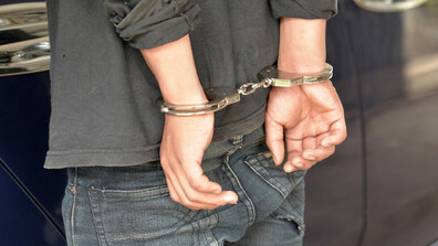 Задържаха мъж за побой на дядо му