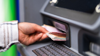 Банкоматите спират за часове в Новогодишната нощ: Експерт с подробности за смяната с еврото