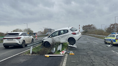 Кола катастрофира в разделителната мантинела на пътя Бургас –Сарафово