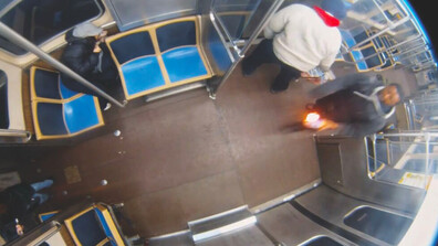 Повдигнаха обвинения в тероризъм на мъж, подпалил жена в чикагското метро