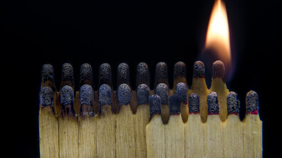 Нов рекорд на Гинес: Мъж побра 81 клечки в носа си в чест на децата си