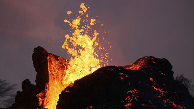 Вулканът Килауеа изхвърли 450-метров стълб от лава
