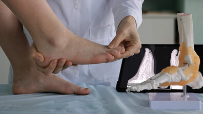 Ходилните болки не са безобидни: Подиатър показва нов подход в лечението им