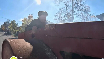 "Нищо лично": 97-годишният бай Сандо, който над половин век асфалтира пътища