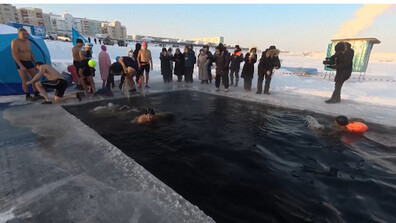 При -30°C: Десетки ентусиасти се къпаха е ледени води в Якутия (ВИДЕО)