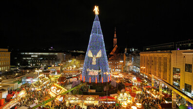 Запалиха светлините на най-високото коледно дърво в света (ВИДЕО)
