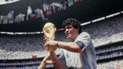 5 години без Марадона: Историята на лудия аржентински магьосник, орисан на безсмъртие (СНИМКИ)