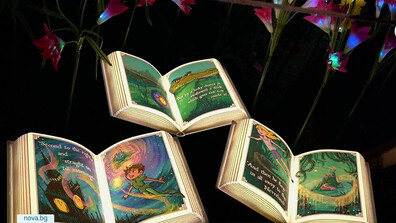 В Лондон откриха коледен светлинен спектакъл, посветен на Питър Пан