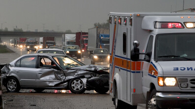 Млад мъж загина при челен сблъсък между лек автомобил и микробус на пътя Велинград - Ракитово