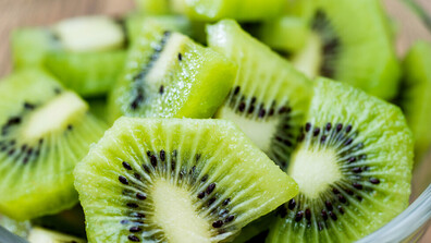Ежедневната консумация на киви поддържа кожата млада и еластична