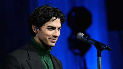 Заснеха Джо Джонас да се бори с успоредно паркиране в продължение на 7 минути