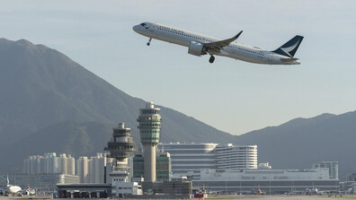 Пътник опитал да отвори вратата на самолет по време на полет от Бостън до Хонконг