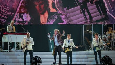 Род Стюарт не просто припомни кариерата си, а я празнува в София