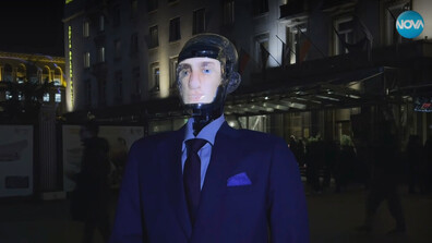 Запознайте се с Робърт - първия протестиращ робот в България