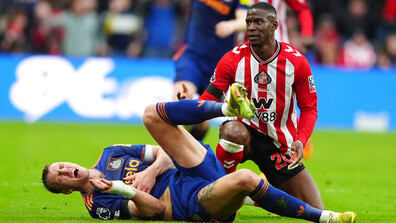 Футболист е с пукнато ребро и пробит дроб след сблъсък на мач от английската Висша лига