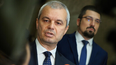 Костадинов: Стъклото на колата ми беше счупено на служебния паркинг на парламента (ВИДЕО)