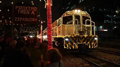 Коледна магия: Празничен влак обикаля улиците на Богота (ВИДЕО)