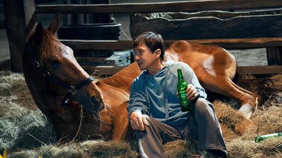 Джеки Чан спасява каскадьорски кон в „Кунг-фу жребец“