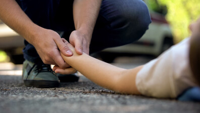 Полицай спаси дете при тежък пътен инцидент край Мокрен