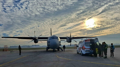 Екипаж от ВВС със самолет "Спартан" транспортира медицински екип в донорска ситуация