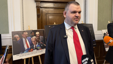 Делян Пеевски показа “Музея на сглобката” на група млади хора (СНИМКА)