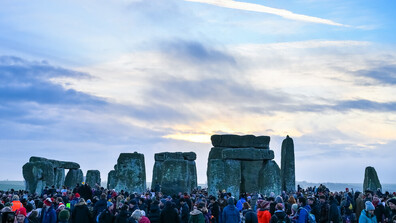 Хиляди посрещнаха изгрева на зимното слънцестоене в Стоунхендж (ВИДЕО + СНИМКИ)