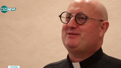 Католически свещеник разпространява посланията си като диджей