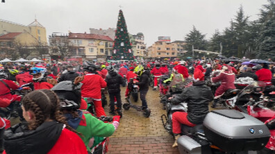 Близо 300 мотористи в коледни костюми изпълниха улиците на Казанлък