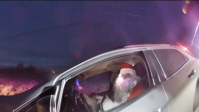 "Покажете си шофьорската книжка": Полицаи спряха мъж с костюм на Дядо Коледа за превишена скорост (ВИДЕО)