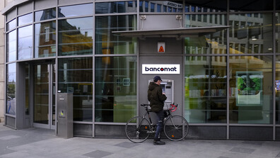 Взривно устройство предизвика експлозия пред банка в Солун