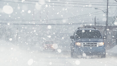 Зимна обстановка: Сняг и заледени пътища затруднижа движението в страната