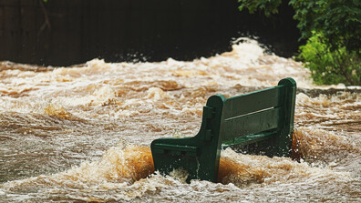Сняг и дъждове на Балканите: Наводнения в няколко държави и един загинал