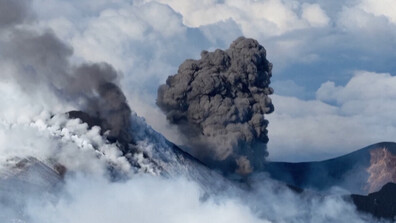 Етна отново се активизира, избълва огромен стълб пепел и лава (ВИДЕО)