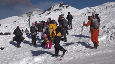 "Уникално преживяване": Ентусиасти караха ски по склоновете на изригващия Етна (ВИДЕО)