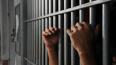 Задържаха мъж, заплашил да отреже гърлото на жената, с която живее