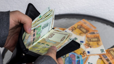 Какво трябва да знаем за периода, в който ще важат и левът, и еврото