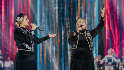 Незабравим празник с вихрени танци и красива българска музика с Николина и Мария Чакърдъкови